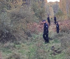 Tragiczny finał grzybobrania w powiecie przysuskim. Mężczyźni zgubili się w lesie. Jeden z nich nie żyje