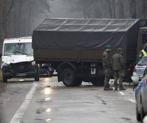 Wypadek ciężarówki z żołnierzami pod Warszawą. Jedna osoba nie żyje, pięć w szpitalu