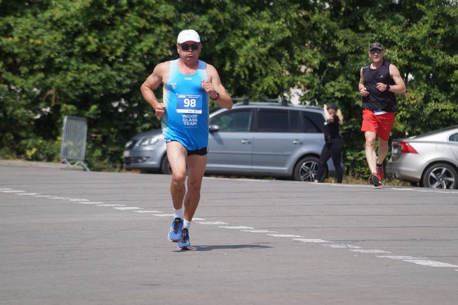 Seniorzy w Bydgoszczy pokazali moc! Blisko setka na starcie pierwszego Biegu Seniora