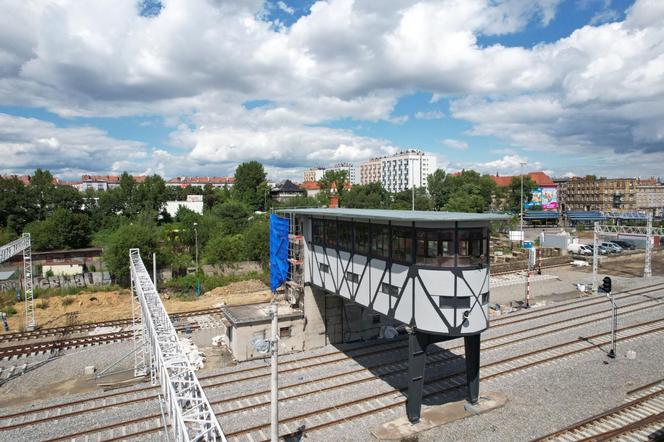 Trwa kapitalny remont historycznej nastawni bramowej w Bytomiu. Już wyłania się kawałek piękna