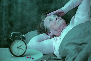  Bezsenność seniora – skąd się biorą kłopoty ze snem? 
