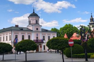 Wycinka drzew w centrum Tuchowa. Jak zmieni się skwer „pod samolotem”?