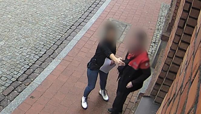 Wyszedł z komisariatu w Chełmży i runął na chodnik. Bohaterowie ruszyli mu na ratunek 