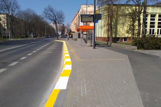 Krawężniki przy rzeszowskich przystankach autobusowych są malowane na biało-żółte