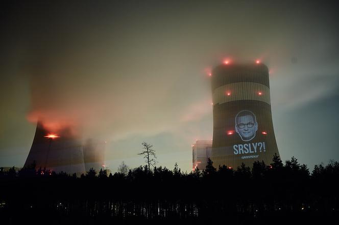 Greenpeace wyświetla portret premiera Morawieckiego na chłodni kominowej Elektrowni Bełchatów
