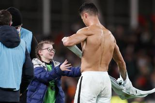 Piękny gest Ronaldo. Poleciały łzy, zdjęcia chwytają za serce!