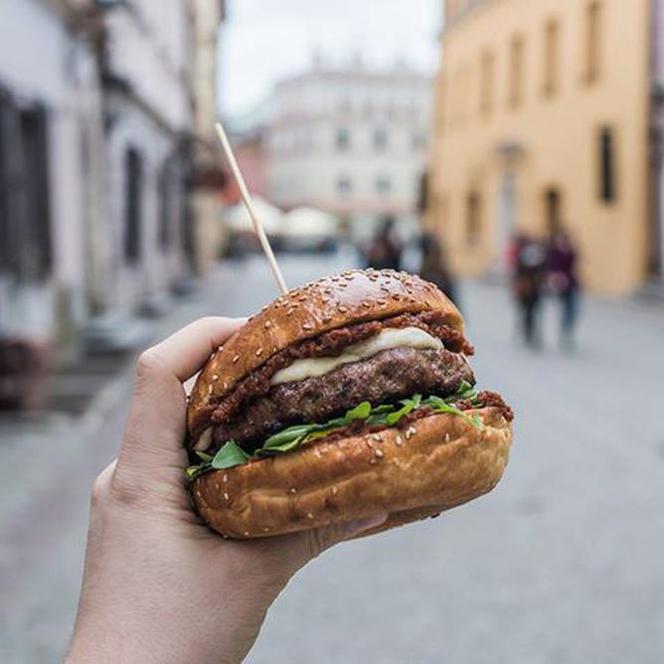 Caffe Trybunalska, Rynek