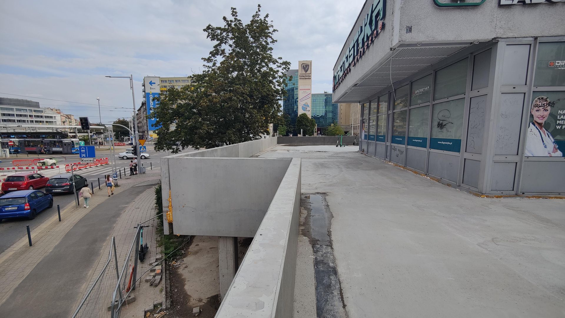 Remont esplanady przy Sedesowcach we Wrocławiu