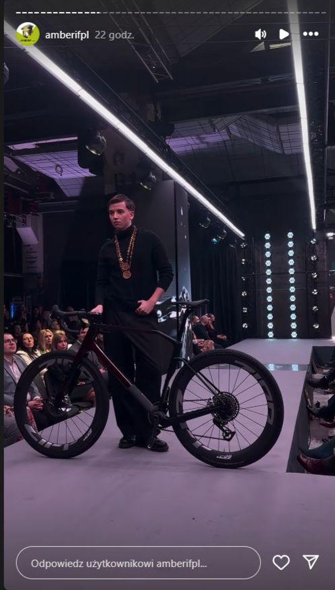 Syn Anny Przybylskiej modelem! Tak Szymon Bieniuk zaprezentował się na wybiegu obok Sworowskiej, Popiel i Kupisza