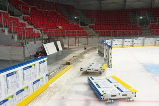 Lodowisko przy Siedleckiego już po remoncie. Nowe bandy, boksy i bramki 