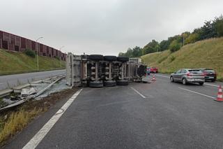 Wypadek na autostradzie A4. TIR wywrócił się na drogę po wypadku