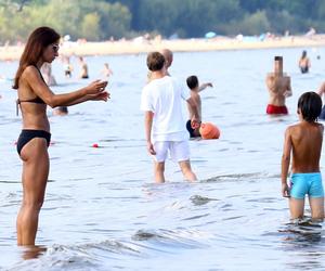 Marta Kaczyńska na plaży z synkiem