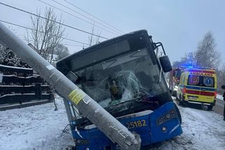 Autobus podmiejskiej L17 uderzył w słup, w środku wielu pasażerów 