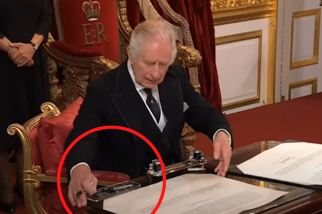 Dziwne zachowanie króla Karola III. Wideo z proklamacji hitem sieci