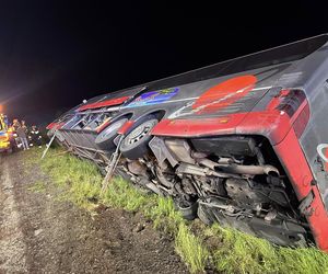 Format: Wypadek autokaru z amerykańskim żołnierzami na A4 pod Jaworem. Jest wielu rannych. Żołnierkę zabrał śmigłowiec [ZDJĘCIA].