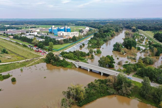 Autostrady i drogi ekspresowe są przejezdne. Utrudnienia występują na terenach objętych powodzią