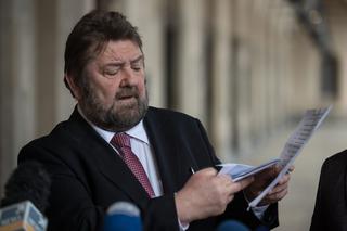 Stanisław Żółtek pokazał pakiet kart wyborczych