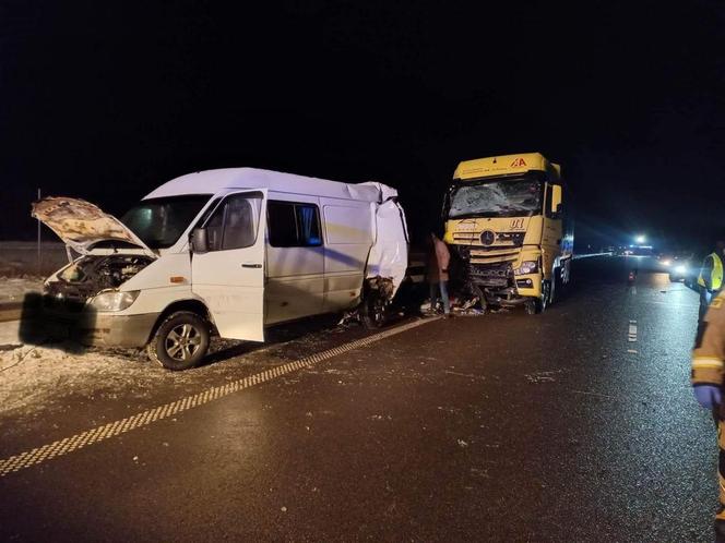 Zambrów. Tragiczny wypadek na S8. Dwie osoby nie żyją. 5 jest rannych Na busa najechała ciężarówka