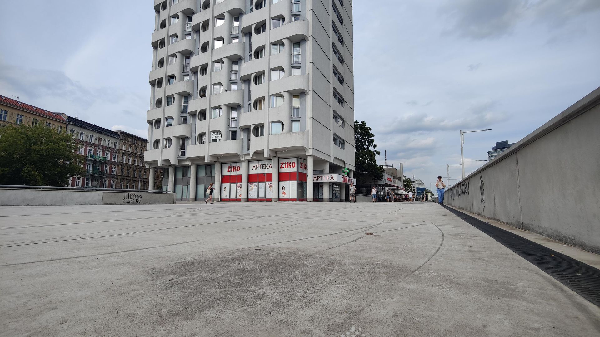 Remont esplanady przy Sedesowcach we Wrocławiu
