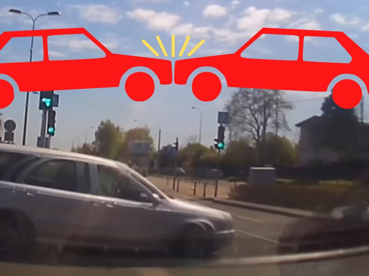 Koszmarna kraksa na ul. Mechaników - wjechał wprost pod pędzące auto