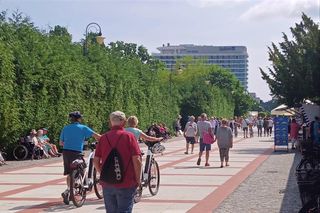 Tropikalny upał poruszył ziemię! Na nadmorskiej promenadzie stało się coś nieoczekiwanego