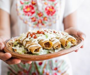 Chrupiące z zewnątrz i pikantne w środku. Taquitos to idealna przekąska