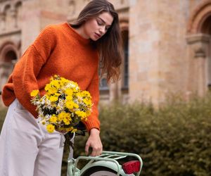 Zapomnij o brązach i szarościach. W tym roku jesienna garderoba tętni żywymi kolorami