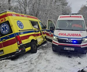 Zderzenie karetki pogotowia z samochodem dostawczym pod Warszawą. Ambulans zjechał na przeciwległy pas