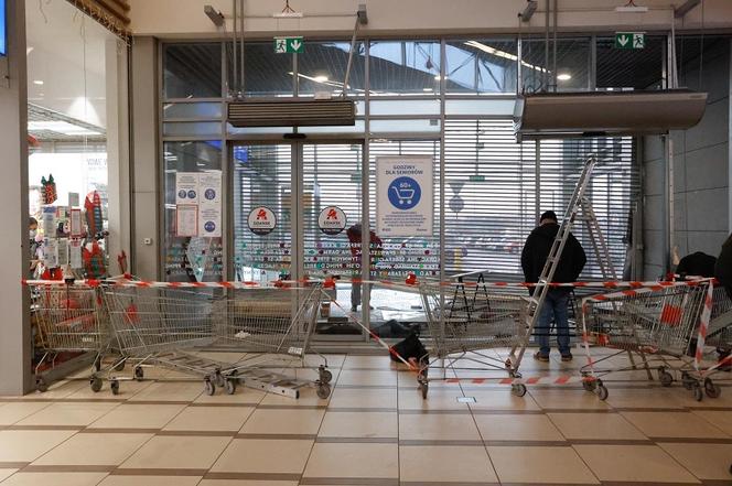 Gdańsk: Autem STARANOWALI drzwi galerii handlowej. OKRADLI jubilera i uciekli