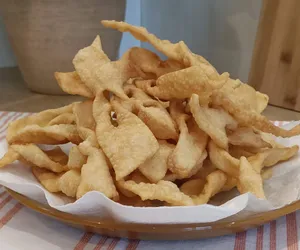 Domowe faworki są najsmaczniejsze i niedrogie. Radzimy, jak je zrobić samodzielnie