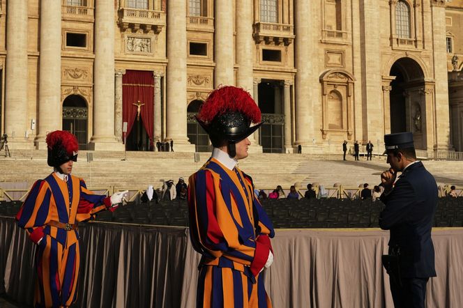 Snajperzy na dachach w Watykanie. "Nadzwyczajne środki"