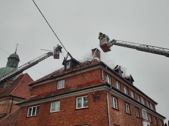 Pożar klasztoru redemptorystów w Braniewie! Na miejscu 10 zastępów straży pożarnej [ZDJĘCIA]