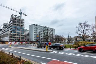 Miejsce po zdemontowanym stelażu reklamowym na rogu ul. Anielewicza i al. Jana Pawła II w Warszawie