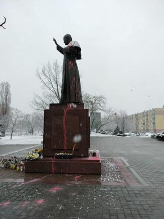 Pomnik Jana Pawła II w Stalowej Woli oblany czerwoną substancją 