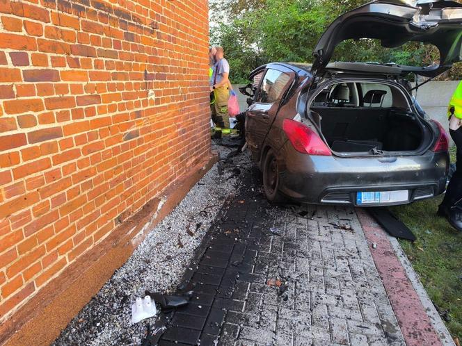 Śmiertelny wypadek pod Krotoszynem. Peugeot 31-latki i 80-latki stanął w płomieniach [ZDJĘCIA].