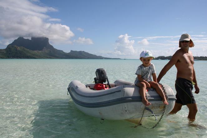 Lądowanie dinghy na Bora Bora