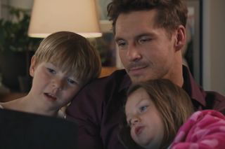 M jak miłość, odcinek 1680: Marcin (Mikołaj Roznerski), Szymek (Staś Szczypiński), Maja (Laura Jankowska)