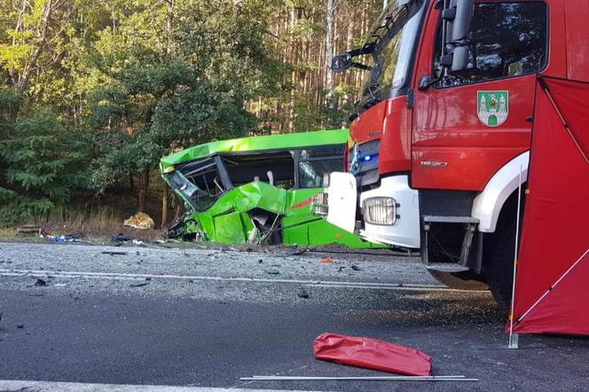 Zielona Góra: Zderzenie busa z autobusem. Jedna osoba nie żyje, są ranni! [aktualizacja]