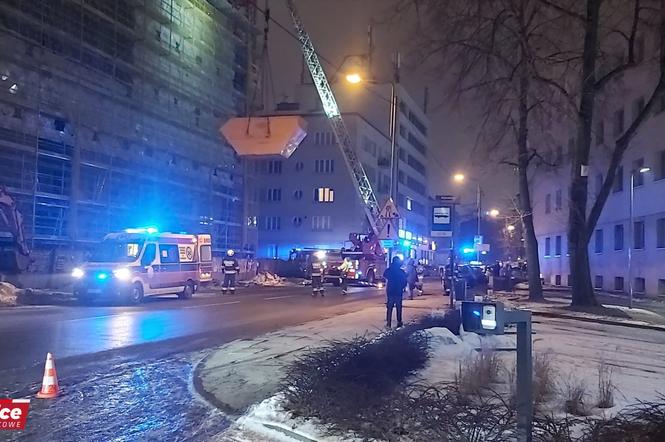 Wypadek na budowie wieżowca w Katowicach. Pracownik z Ukrainy spadł z dużej wysokości. Nieprzytomny mężczyzna trafił do szpitala