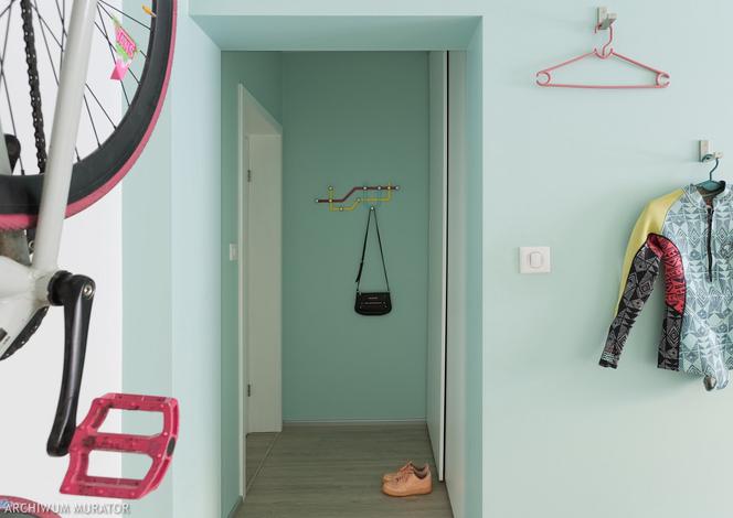 Turkusowy kolor ścian: nowoczesne mieszkanie