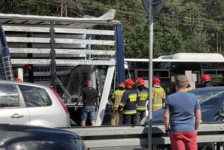 Katastrofa autobusu pod Warszawą. Jedna osoba nie żyje, wielu rannych