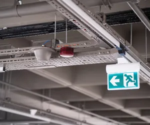 Oświetlenie awaryjne. Rodzaje, użytkowanie i przeglądy instalacji oświetlenia awaryjnego