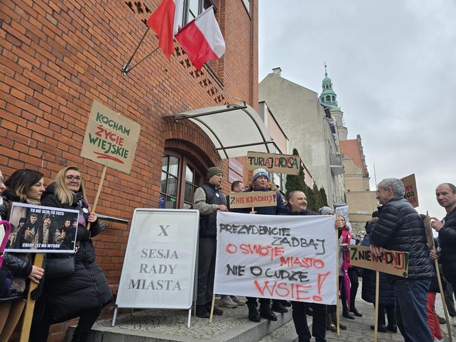 Protest mieszkańców gminy Purda pod olsztyńskim ratuszem