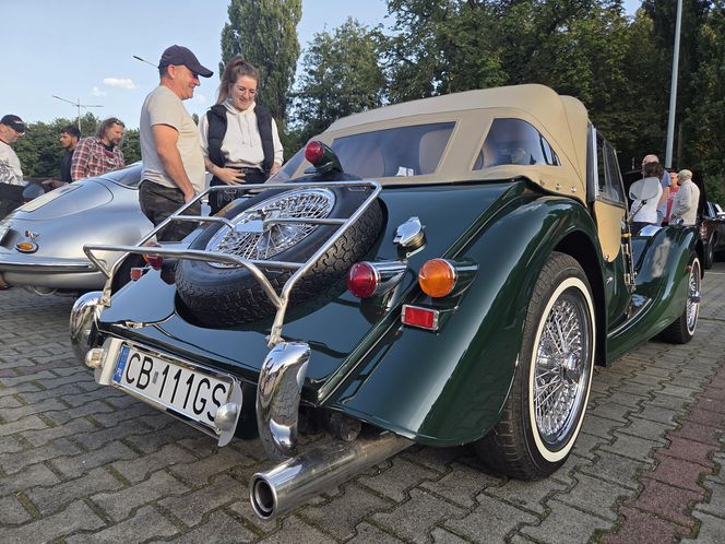Motoryzacyjne legendy pod Torbydem. "Bydgoskie Klasyki Nocą" znów przyciągnęły tłumy