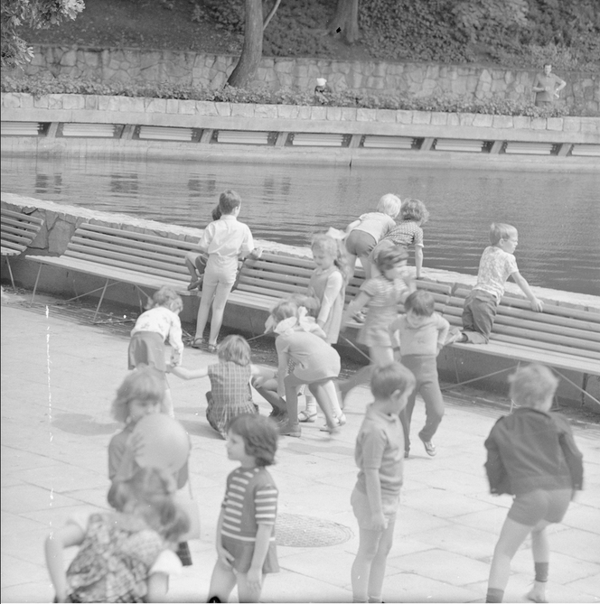 Dzieci przy stawku Barlickiego, rok 1975