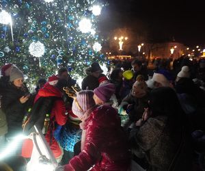 Orszak Świętego Mikołaja i choinka w Rynku w Kielcach