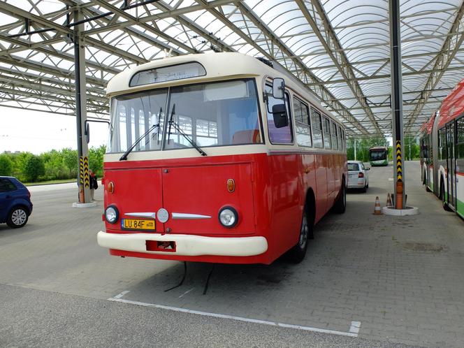 "Autobusy na szelkach" jeżdżą po mieście ponad 70 lat