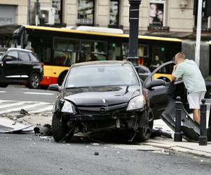 Wjechał w słupki, dostał 1500 zł mandatu. Kolejny wypadek w centrum Warszawy