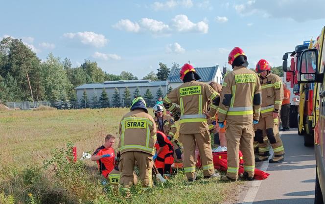 Szedł z córeczką poboczem, wjechało w nich auto