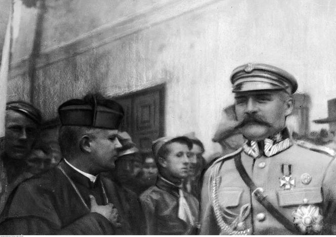 Józef Piłsudski z harcerzami